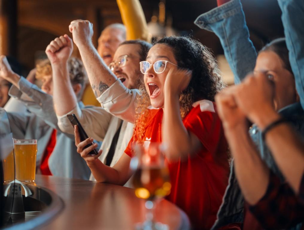 fans watching super bowl at las vegas bar