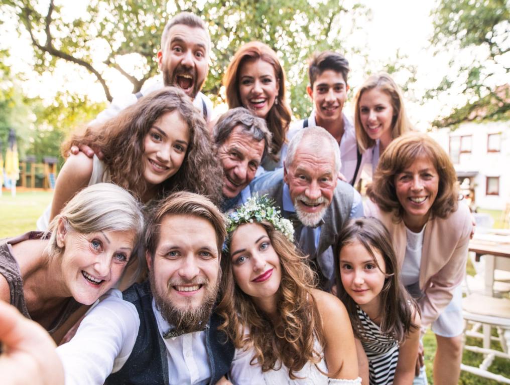 Wedding picture with whole family in it