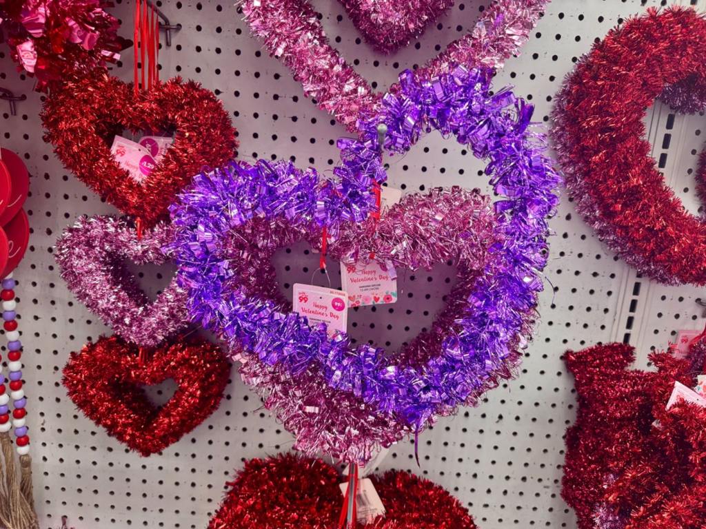 Tinsel heart-shaped purple wall décor.