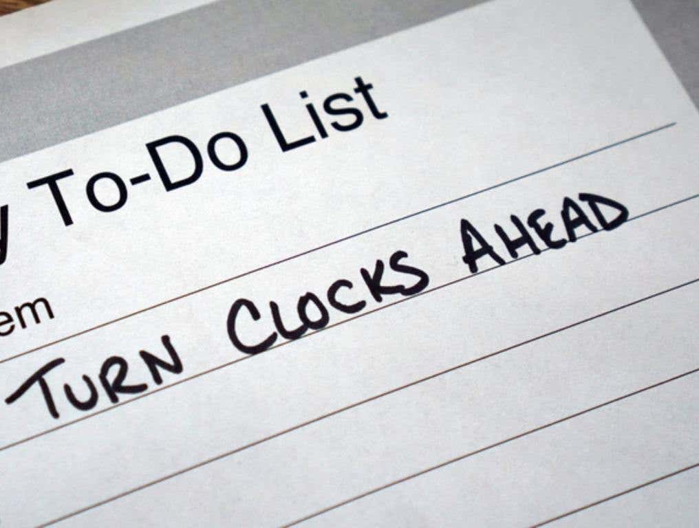 To do list reminder to turn clocks ahead in spring at the beginning of daylight saving time.