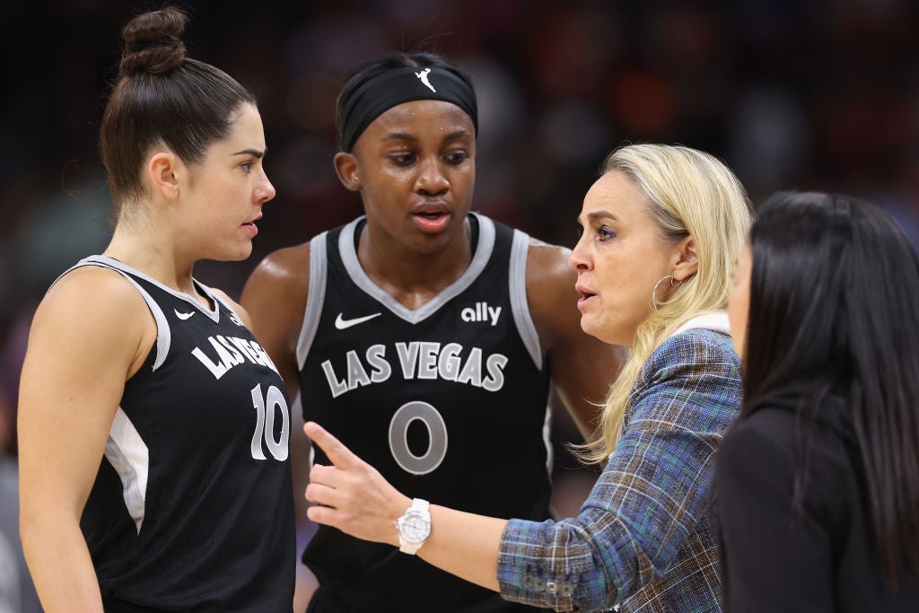 Kelsey Plum, Jackie Young, and Becky Hammon talking for the Las Vegas Aces. What Happened Between Las Vegas Aces Head Coach Becky Hammon And Kelsey Plum?